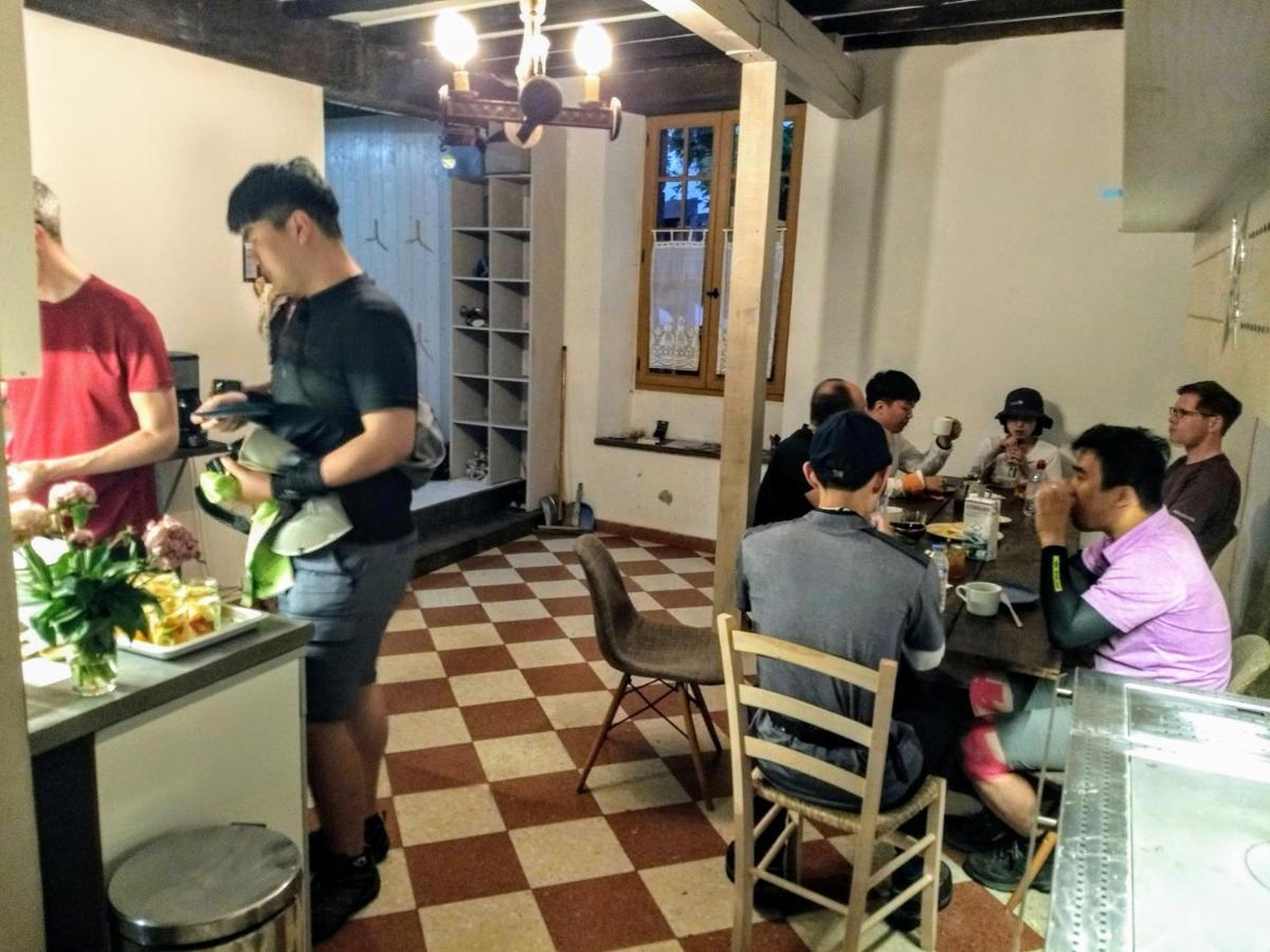 Gite De La Porte Saint Jacques: A Hostel For Pilgrims 外观 照片